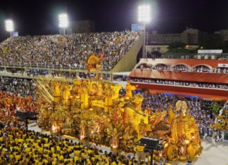 Karneval v Riu aneb Masopust po brazilsku Masopustní průvod v The Sambadrome Marques de Sapucai v Rio de Janeiro | charles03/123RF.com