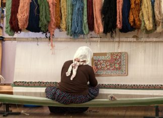 Turecké tkané koberce aneb na čem létal Aladin? Turecká žena plete hedvábný koberec | wjarek/123RF.com