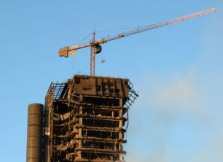 Požár budovy Windsorf v Madridu Budova Windsor Tower po požáru | klublub/123RF.com