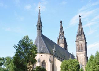 Vyšehradský hřbitov a Slavín – místa věčné vzpomínky Kapitulní kostel sv. Petra a Pavla a Vyšehradský hřbitov | bopra77/123RF.com