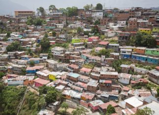 Anděl za pár peněz Malé dřevěné barevné domy v chudé čtvrti v Caracasu | piccaya/123RF.com