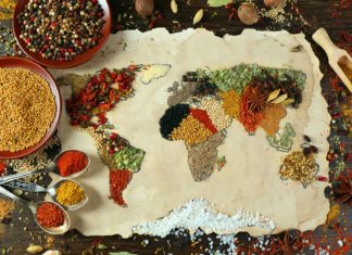 Jídlo na cestách – nejen láska, ale i cestování prochází žaludkem Mapa světa vyrobeny z různých druhů koření | belchonock/123RF.com