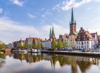 Lübeck – královské hanzovní město Panorama Lübecku | meinzahn/123RF.com