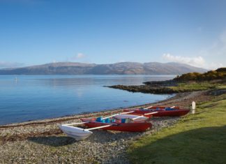 Mull – ostrov svařeného vína Pobřeží u vesnice Craignure na ostrově Mull | acceleratorhams/123RF.com