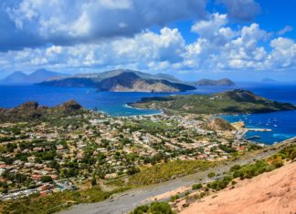 Liparské ostrovy – ostrovy vnitřního ohně Pohled na Liparské ostrovy | matinm303/123RF.com