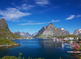 Rybaření v norských fjordech – souboj muže proti rybě Rybářská vesnice Reine na Lofotech v Norsku | harvepino/123RF.com