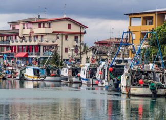 Caorle – italská perla Benátska Rybářské lodě v přístavu Caorle | woloha/123RF.com