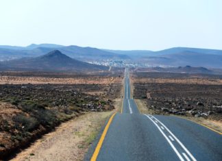 Motoexpedice Namibia – V sedle motoveteránů ČZ 150 pouští Silnice a kopcovitá krajina v Namibii | bah69/123RF.com