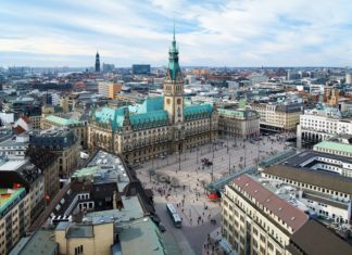 Hamburk – svobodné město na severu Německa Výhled na Hamburk a městskou radnici | klug/123RF.com