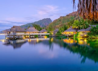 Za živobytím až na kraj světa do Francouzské Polynésie Bungalovy nad vodou za soumraku ve Francouzské Polynésii | bwzenith/123RF.com