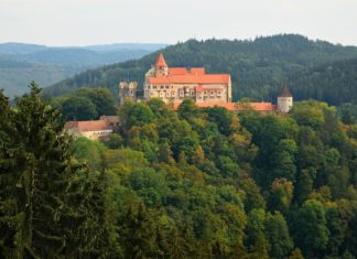 Hrad Pernštejn – romantický hrad ukrytý v lesích Hrad Pernštejn | montypeter/123RF.com