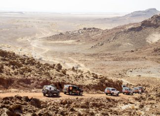 Rally Dakar – Dakar snů a skutečností Karavana 4x4 na Rally Dakar při projíždění Marokem | epastor16/123RF.com