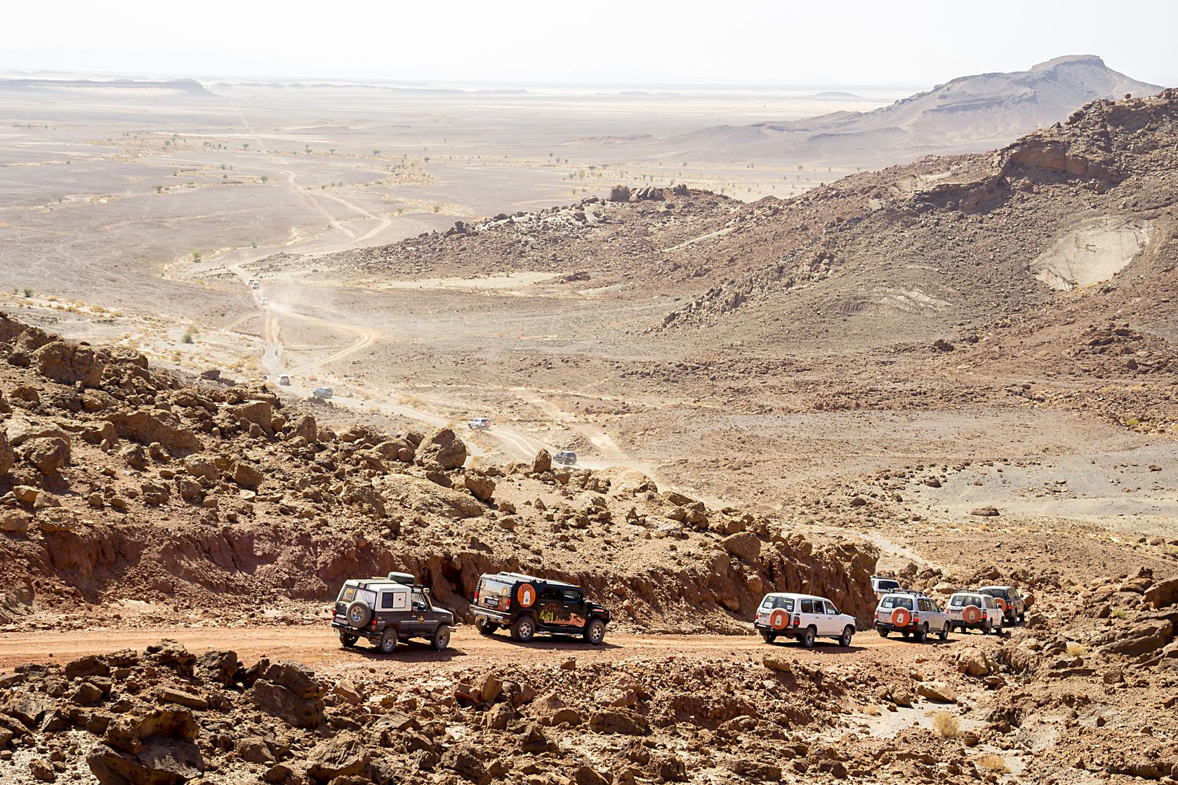 Karavana 4x4 na Rally Dakar při projíždění Marokem | epastor16/123RF.com