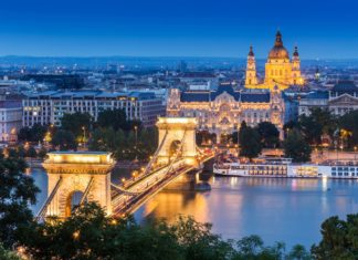 Budapešť – bublající královna Dunaje Noční pohled na Budapešť v Maďarsku | kanuman/123RF.com