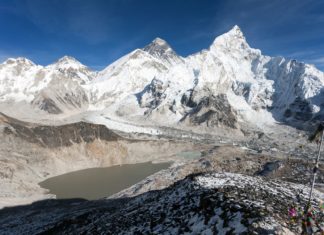 Údolí Khumbu – místo s hlavou v oblacích Panoramatický výhled na Mount Everest a Khumbu ledovec | prudek/123RF.com
