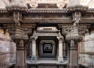 Gujarat tančil, Kašmír sčítal oběti… Perspektiva na Adalaj Stepwell v Ahmedabad | siraanamwong/123RF.com