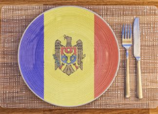 Moldavská sváteční hostina aneb na čem si pochutnáte v Moldávii o Velikonocích? Talíř s moldavskou vlajkou | tonygers/123RF.com