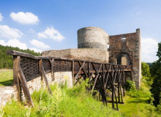 Hrad Krakovec je spojen s husitskou tradicí Zřícenina hradu Krakovec v České republice | phbcz/123RF.com