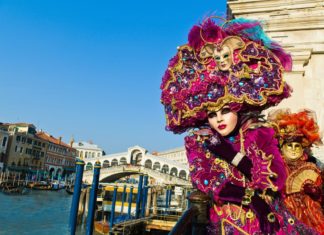 Karneval v Benátkách – den, kdy se promění tvář Benátek Karneval v Benátkách | ginasanders/123RF.com