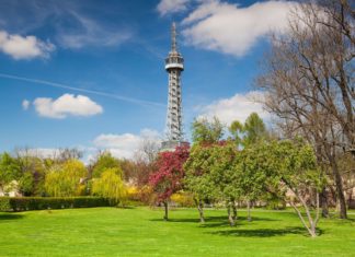 115 let PETŘÍNSKÝCH DOMINANT Petřínská rozhledna v Praze | capturelight/123RF.com