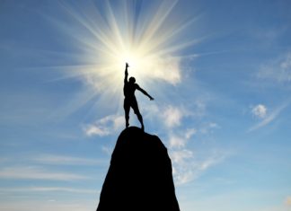 Až na vrcholky hor Muž na vrcholu hory | gerper/123RF.com