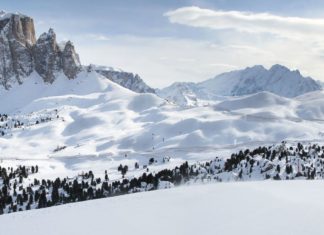 Sjezdařská turistika na Sella Rondě Sella Ronda v Dolomitech | alexzosimov/123RF.com