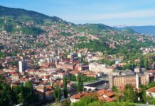 Tam za kopcem je Sarajevo… Pohled na Sarajevo | orhancam/123RF.com