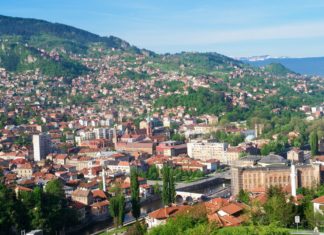 Tam za kopcem je Sarajevo… Pohled na Sarajevo | orhancam/123RF.com
