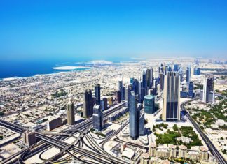 Dubaj – příběh ve stínu betonu Pohled shora na Dubaj | photopiano/123RF.com