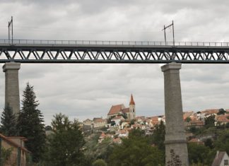 Šatovský most – železný obr nad Dyjí Šatovský most ve Znojmě | maranelo66/123RF.com