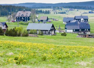 Cesta přes hřebeny Jizerek Vesnice Jizerka | phbcz/123RF.com