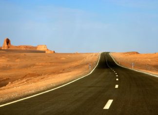 Cesta Íránem na motorkách Silnice skrz poušť v Íránu | aaabbbccc/123RF.com