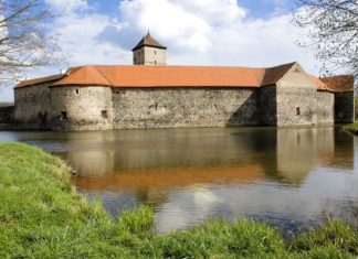 Švihov – vítejte v pohádce! Vodní hrad Švihov | phbcz/123RF.com