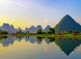 Čínský Kuej-lin – krajina homolovitých kopců Řeka Li a okolní krajina v Kuej-linu | rigamondis/123RF.com