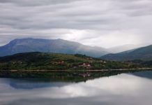 Jezero Peručko perlička chorvatského vnitrozemí Jezero Peručko v Chorvatsku | jellie/123RF.com