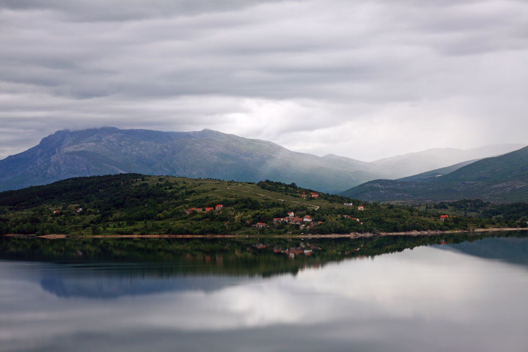 Jezero Peručko v Chorvatsku | jellie/123RF.com