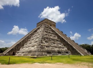 Yucatán – Mayské nebe i podsvětí Kukulkánova pyramida v Chichén Itzá | ruivalesousa/123RF.com