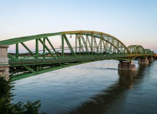 Cesta po Váhu a okolo Dunaje Železniční most ve městě Komárno | kayco/123RF.com