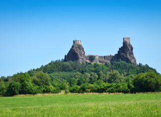 Tajemné hrady v Českém ráji Hrad Trosky | balounm/123RF.com