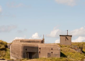 Atlantický val v Ostende – pobřeží zalité do betonu Německý bunkr poblíž Ostende | havanaman/123RF.com