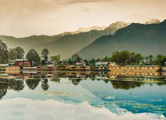 Šrínagar – indické Benátky uprostřed „bitevního pole“ Šrínagar v Kašmíru | tongik/123RF.com