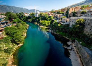 Vlakem deltou Neretvy Koryto řeky Neretva v Mostaru | rh2010/123RF.com