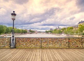 Francie: umělecké epizody Pohled na most přes řeku Seina | stevanzz/123RF.com