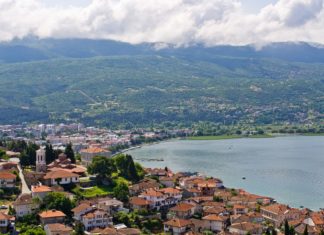 Makedonie – pohodová země s krásnou přírodou Krajina v okolí města Ohrid v Makedonii | ccat82/123RF.com