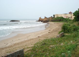 Jeden den na moři poblíž města Daman Pobřeží v oblasti Daman a Diu v Indii | sajukris/123RF.com