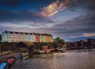 Poznejte Anglii a vydejte se do města Bristol Barevné domy na svahu v přístavu v Bristolu | aaabbbccc/123RF.com