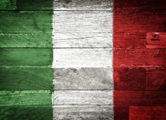 Itálie – základní informace Italská vlajka namalovaná na dřevě | pockygallery/123RF.com