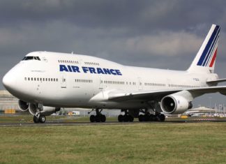 Doprava do Francie – autem, autobusem, letecky i vlakem Letadlo společnosti Air France | rebius/123RF.com