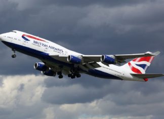 Doprava do Anglie – autem, autobusem, letecky, vlakem i trajektem Letadlo společnosti British Airways | boarding1no/123RF.com