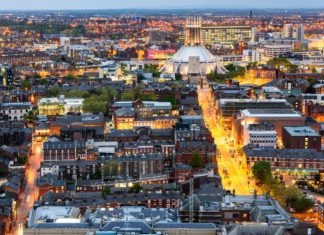 Liverpool  – město, ve kterém se zrodily legendy Letecký pohled na Liverpool | sakhaphotos/123RF.com